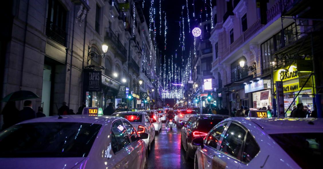 Una calle del centro de Madrid con las luces de Navidad 
