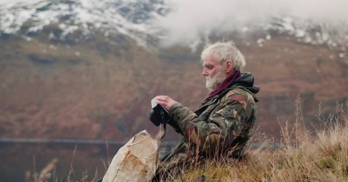 El hombre que vive sólo en un bosque en una cabaña hecha por él