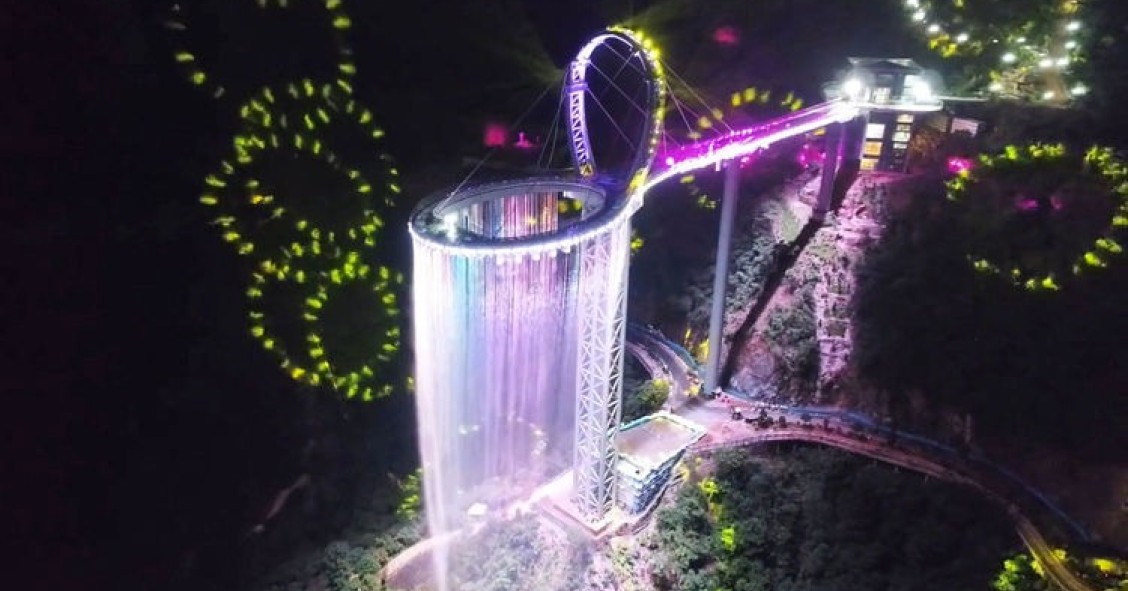 Cascada y espectáculo nocturno de luces: así es este mirador de infarto de 500 metros de altura
