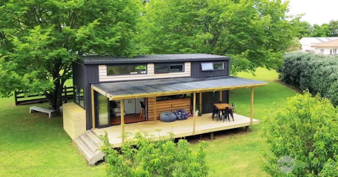 Una familia construye su propia minicasa prefabricada en el campo para escapar de la ciudad