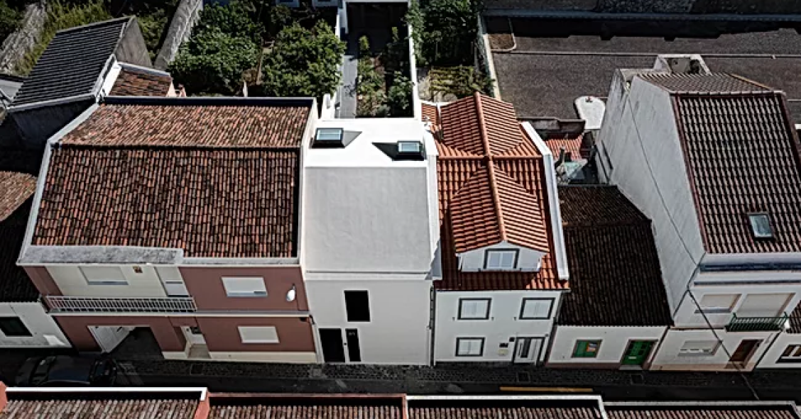 El espectacular interior de diseño que esconde esta casa con una minifachada