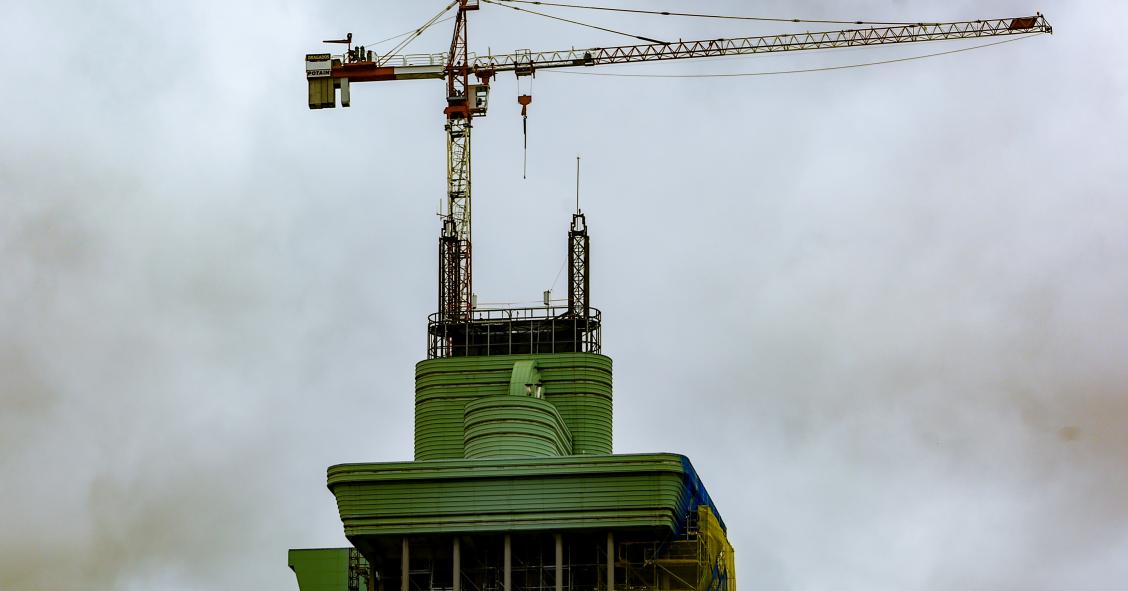 Grúa en la parte de arriba de las emblemáticas Torres Colón de Madrid