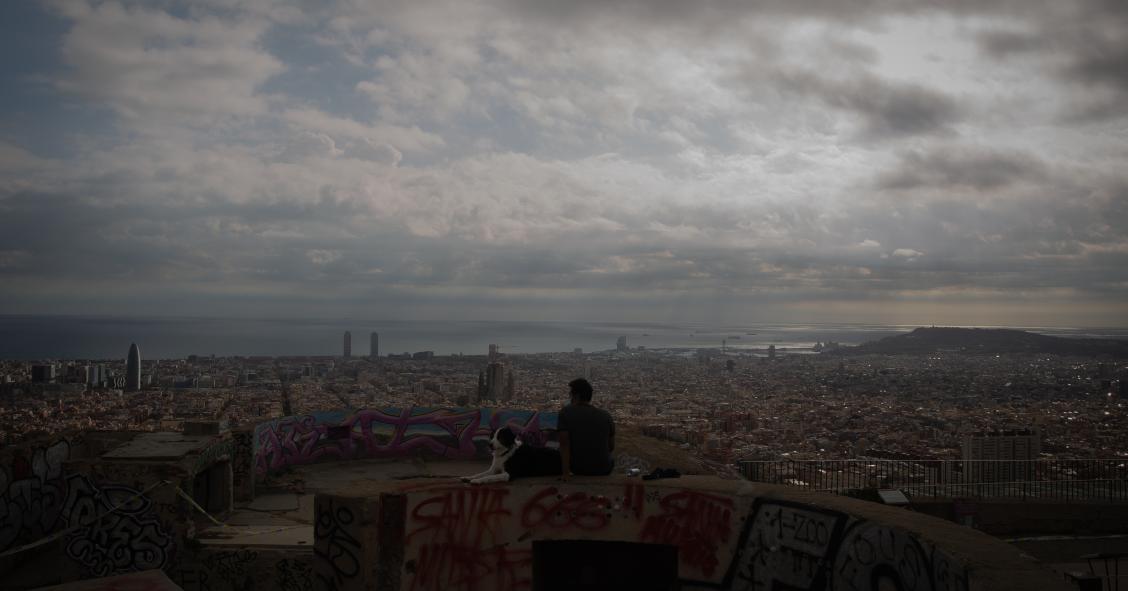 Archivo - Un joven mira el paisaje en el mirador Turó de la Rovira, en Barcelona