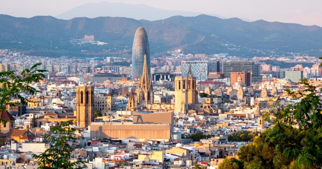 Barcelona frena al sector turístico y cierra definitivamente la puerta a más hoteles en el centro