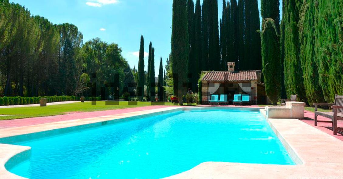 Un antiguo molino de harina reconvertido en una finca de ensueño con piscina y huerto