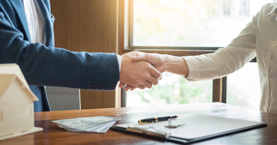 Los riesgos de vender una casa sin contratar una inmobiliaria por ahorrase la comisión