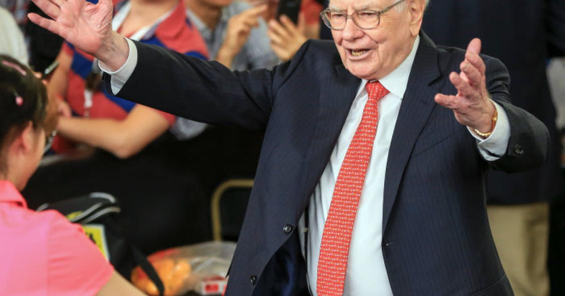 La decisión que cambió la vida de Warren Buffett y que ahora aconseja a los jóvenes