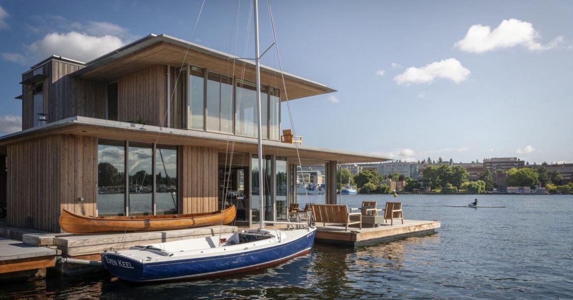Prefabricada y flotante: así es esta sorprendente casa de 150 m2 instalada sobre un lago