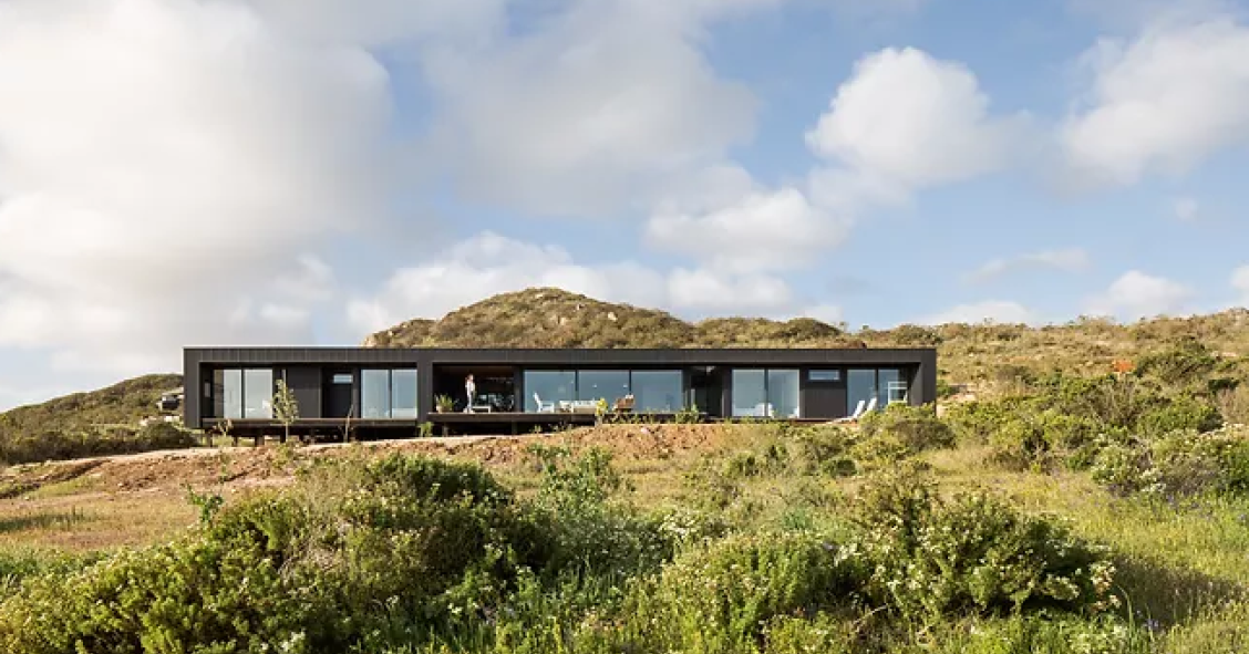 Una bonita casa prefabricada sostenible, rodeada de naturaleza y con vistas al Pacífico