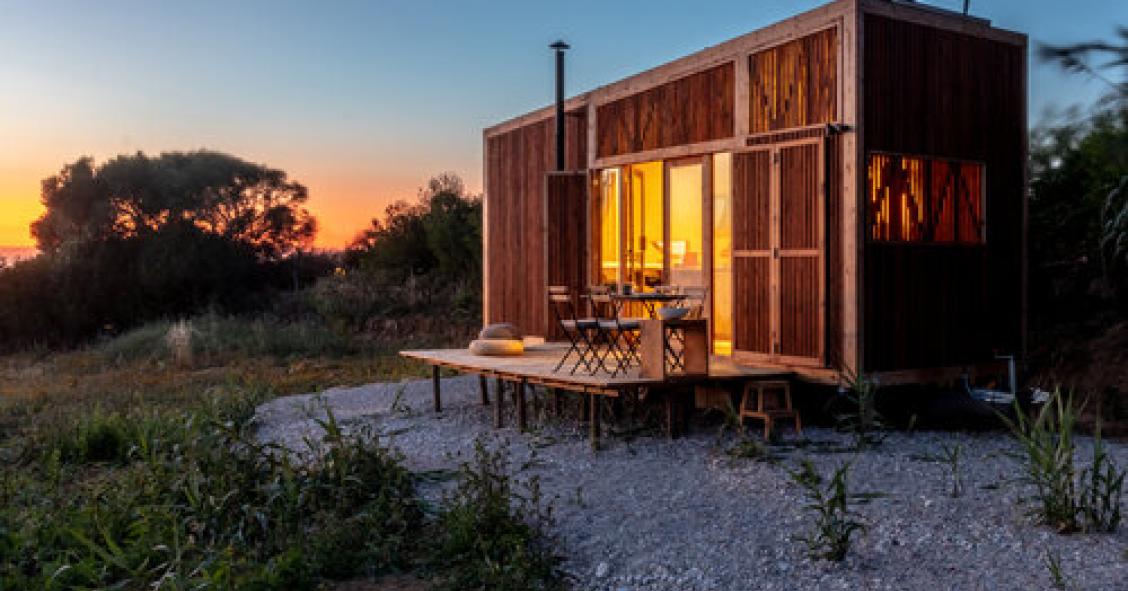 La casa prefabricada perfecta para vivir en el campo: está desconectada de la red eléctrica