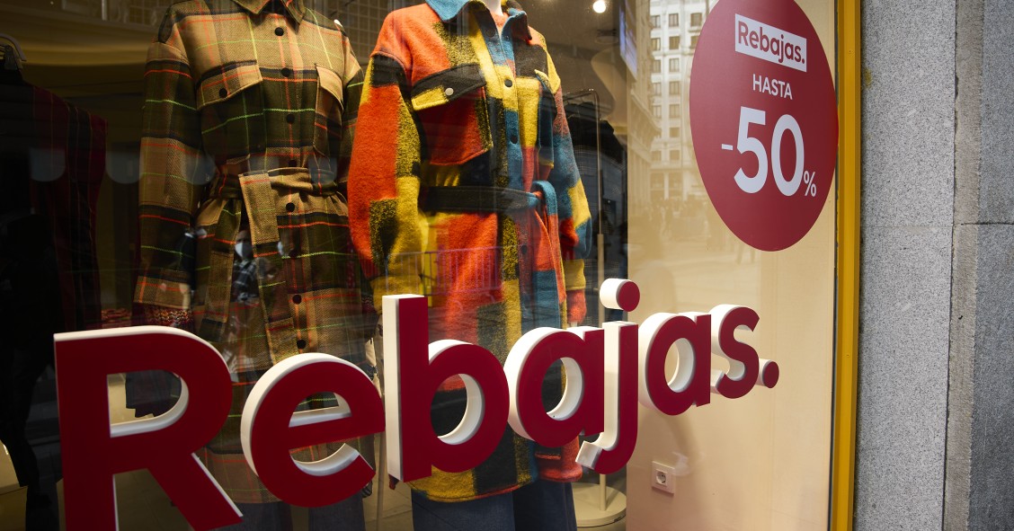 Cartel de rebajas en un escaparate en una calle comercial del centro de Madrid