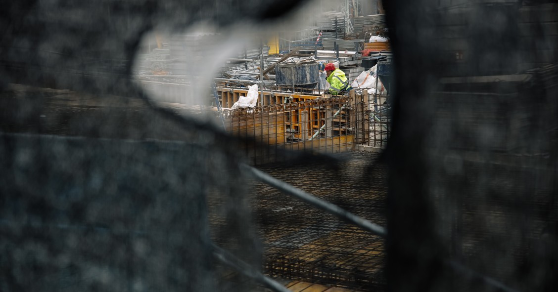 Un obrero trabaja en el forjado de una obra, a 23 de marzo de 2022, en Madrid