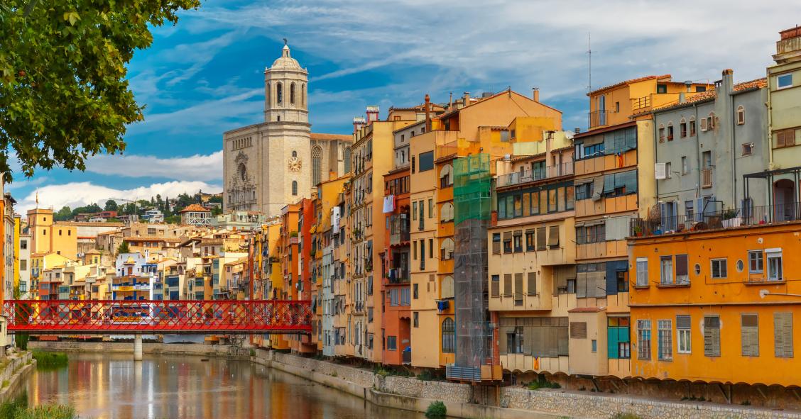 Casas coloridas de Girona desde el rio Onyar