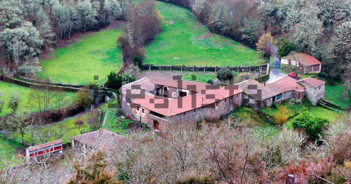 Se vende una aldea gallega con un puente medieval y una fuente romana por 1,5 millones de euros