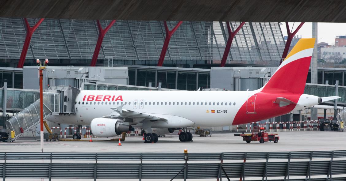 Archivo - Un avión de Iberia en una de las pistas del aeropuerto de Adolfo Suárez
