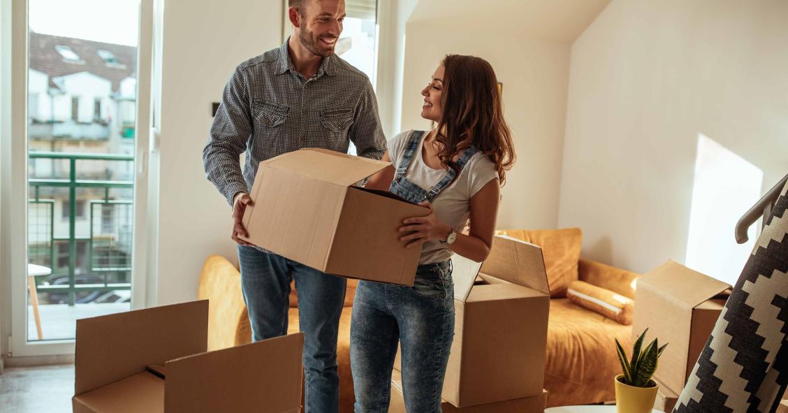 Archivo - Imagen de recurso de una pareja realizando la mudanza a su nueva casa