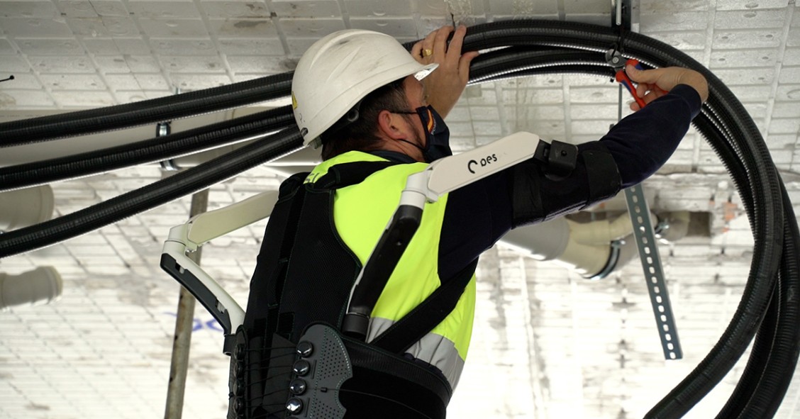 Los exoesqueletos llegan a las obras de Vía Ágora para mejorar la vida de los obreros