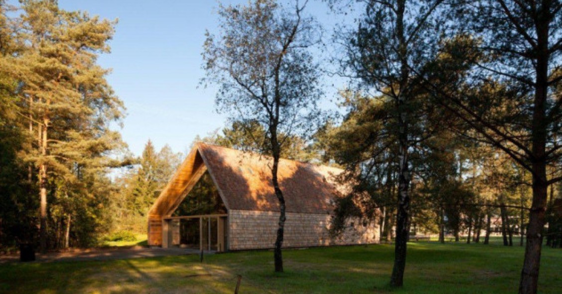 Exterior de la iglesia prefabricada