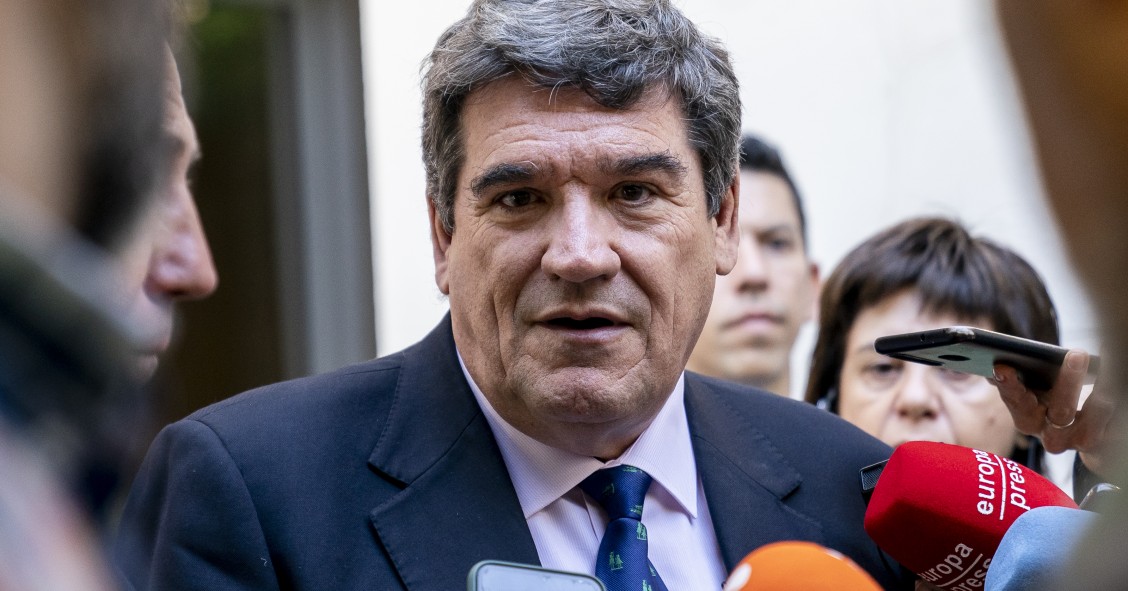 El ministro de Inclusión, Seguridad Social y Migraciones, José Luis Escrivá, atiende a los medios