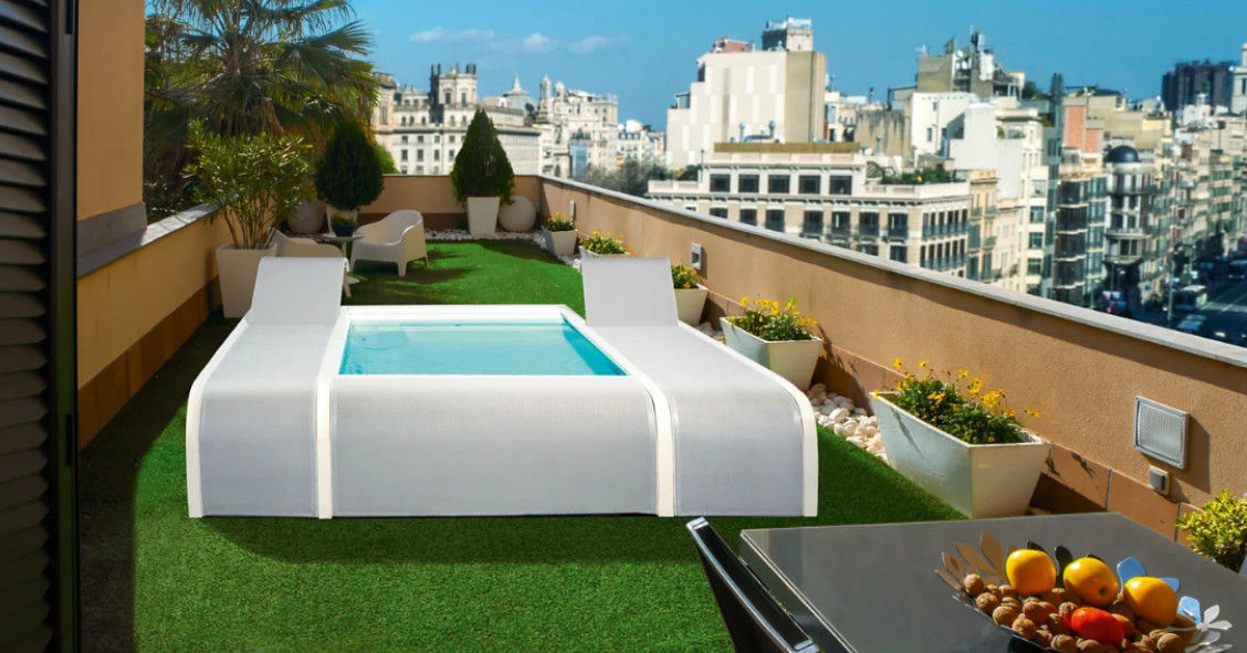 a nueva piscina con tumbonas para disfrutar del verano en tu terraza o azotea 