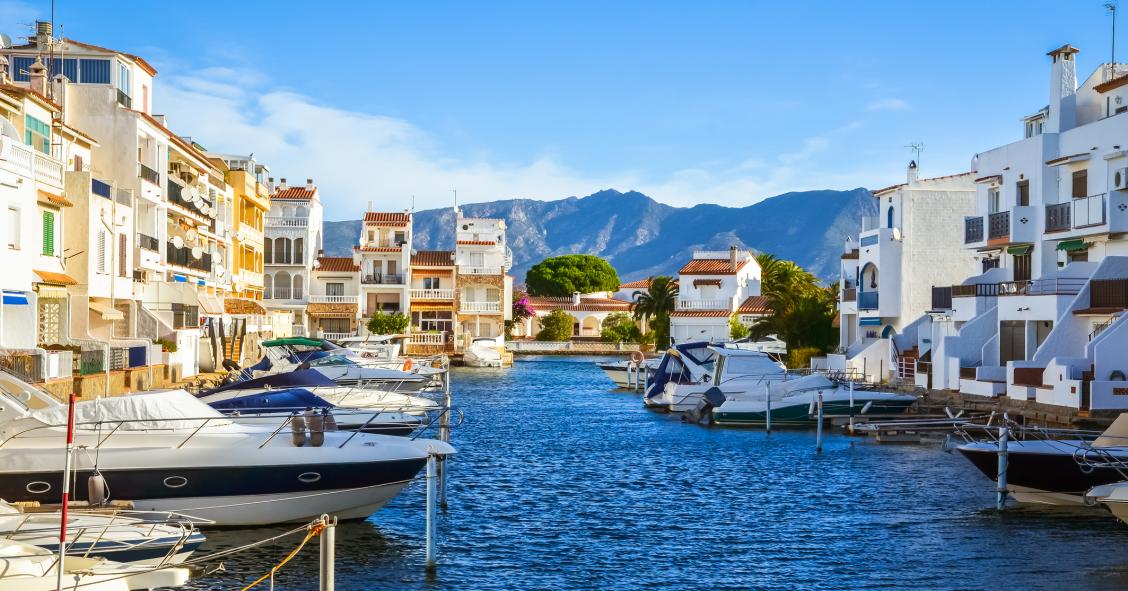 Empuriabrava en verano con yates, barcos y vías navegables en la Costa Brava