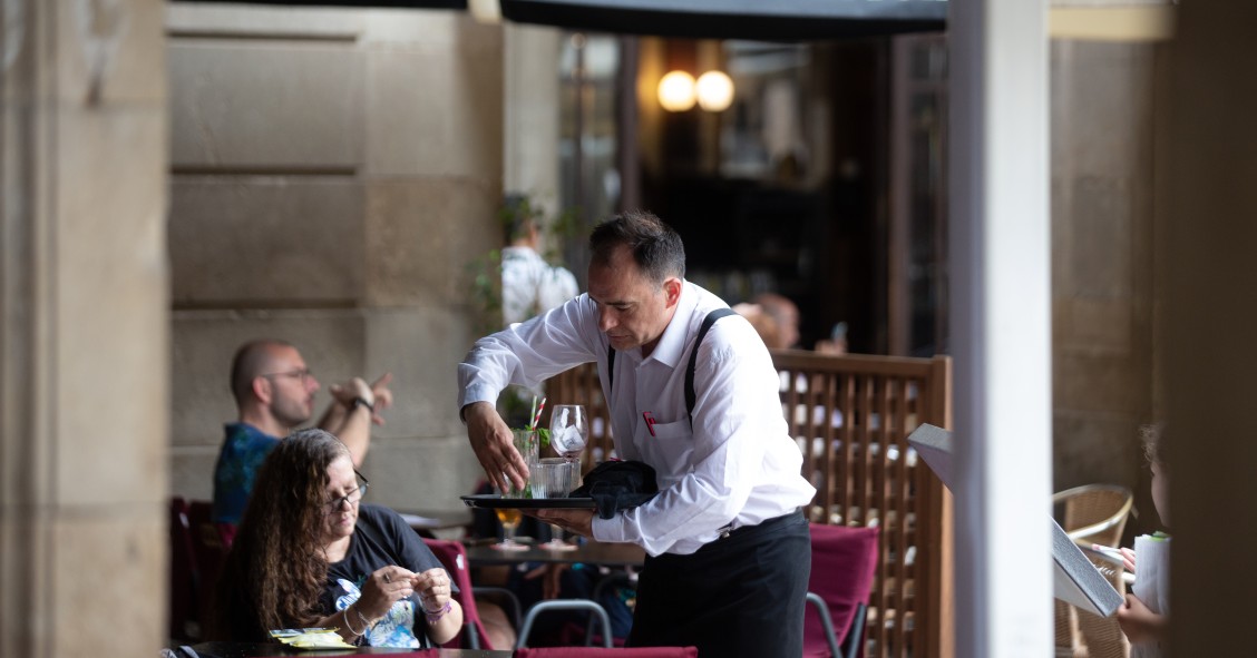 Un camarero limpiando una mesa