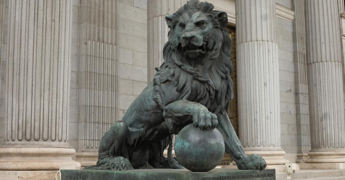 Estatua de un león en la entrada del Congreso 