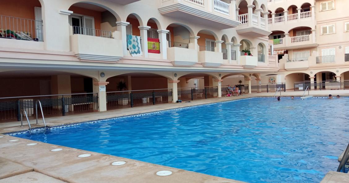 Piscina comunitaria en una urbanización de Almería de archivo