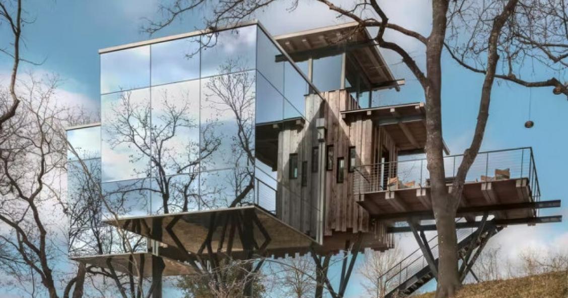 Una espectacular cabaña prefabricada y sostenible construida en los árboles en solo unos días