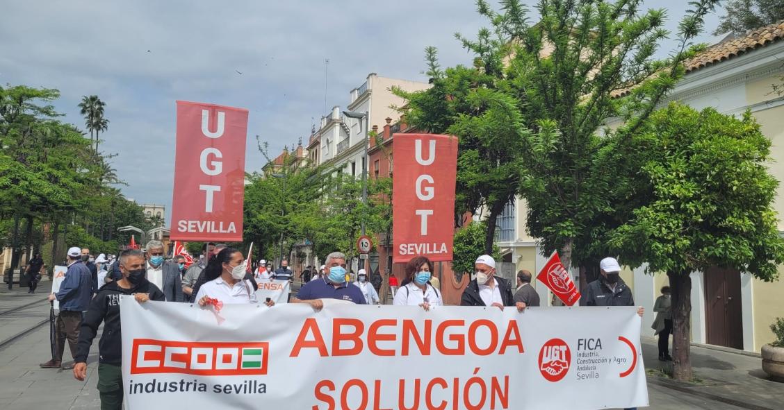 Archivo - Manifestación en Sevilla de trabajadores de Abengoa.