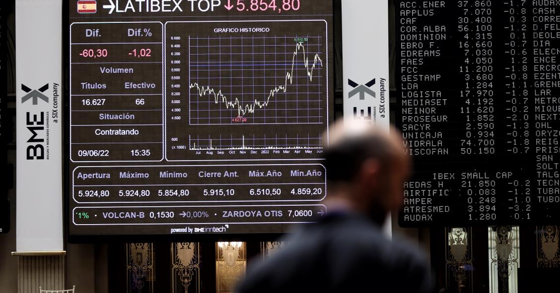Un hombre frente a un panel del Ibex 35, en el Palacio de la Bolsa, a 9 de junio de 2022, en Madrid (España). 