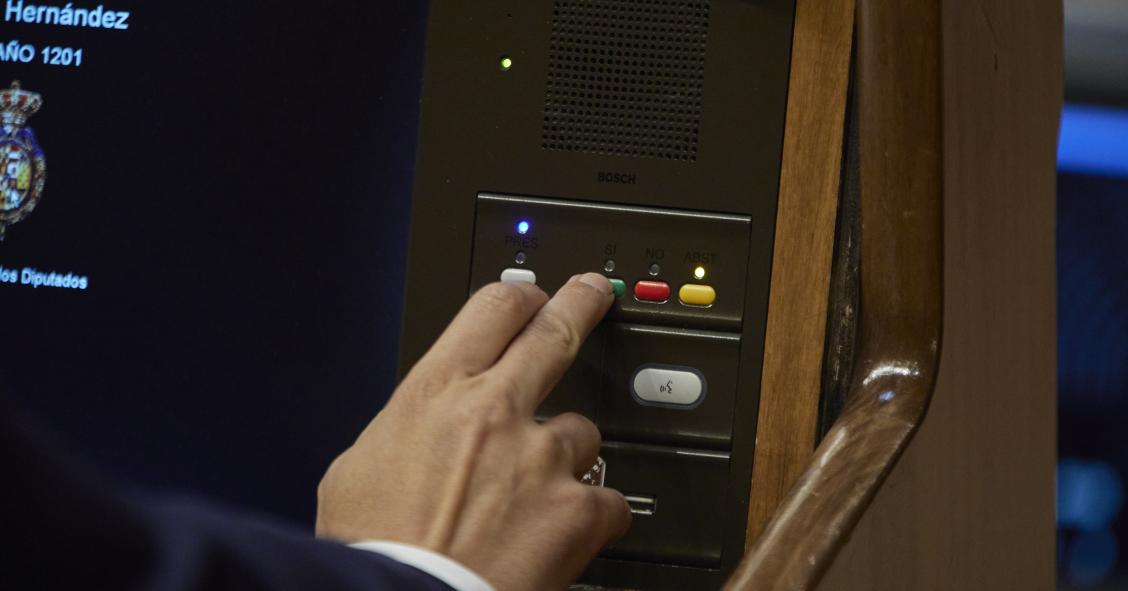 Un miembro del hemiciclo vota en una sesión plenaria, en el Congreso de los Diputados, en una imagen de archivo.