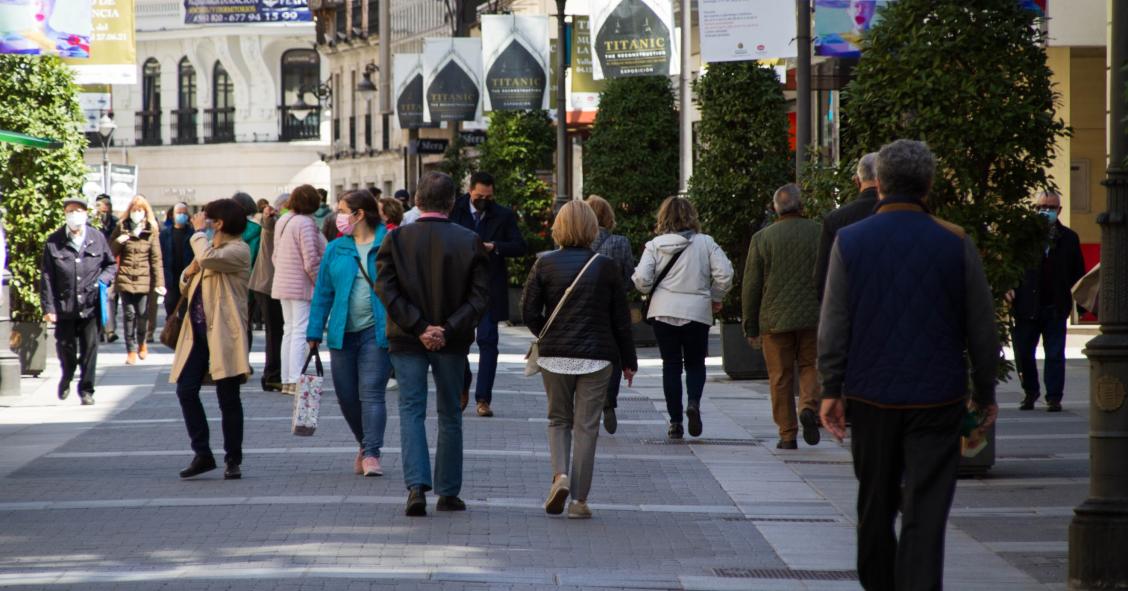 Personas caminando por la calle Santiago de Valladolid