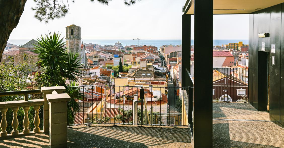 Vista aérea de Malgrat de Mar, iglesia de Sant Nicolau al fondo