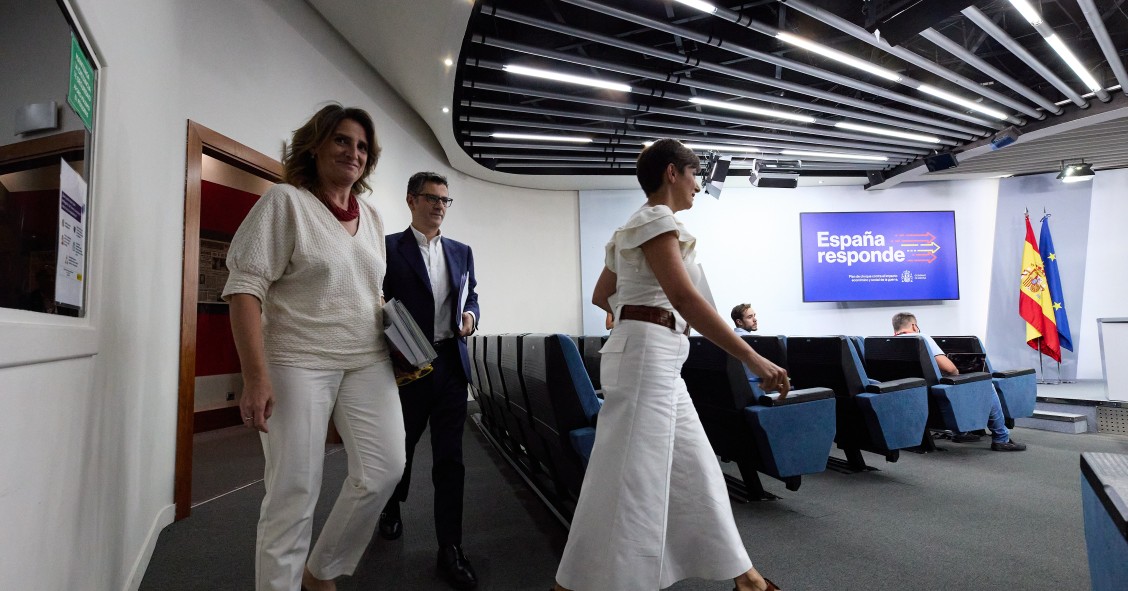 (I-D) La vicepresidenta tercera, Teresa Ribera; la portavoz, Isabel Rodríguez; y el ministro de la Presidencia, Félix Bolaños