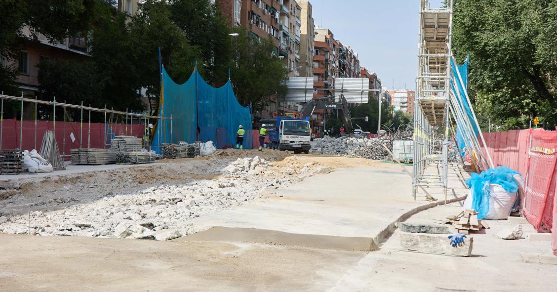 Varios albañiles trabajan en una obra, a 10 de agosto de 2022, en Madrid