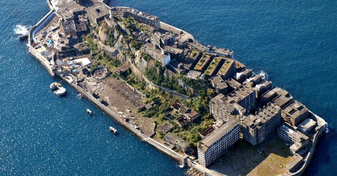 Hashima: la isla sin verde que fue la más poblada del planeta