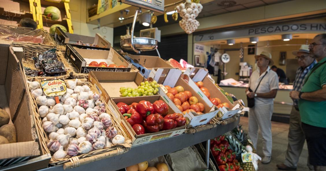 Archivo - Un puesto de frutas y verduras en un mercado