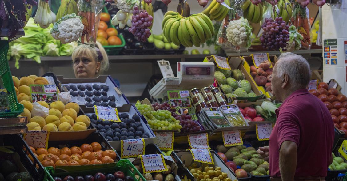 Un puesto de frutas del mercado de abastos de Triana