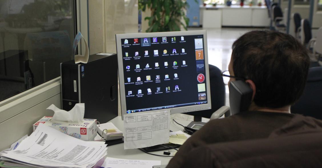 Un empleado en su oficina