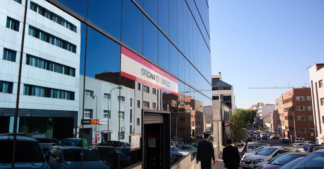 Vista general de una oficina del SEPE de la calle Miguel Yuste, a 2 de septiembre de 2022, en Madrid (España).