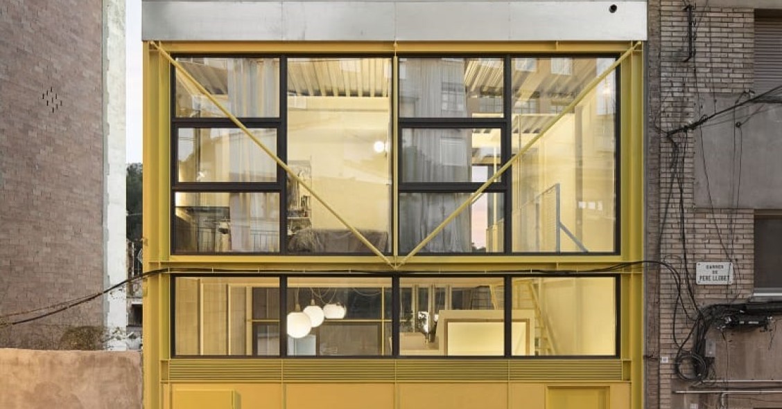 De acero y amarilla: así es esta moderna vivienda de estilo industrial en Barcelona
