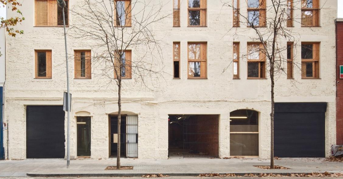 Ada Colau ‘anima’ a dar uso a los miles de locales vacíos de Barcelona y convertirlos en vivienda