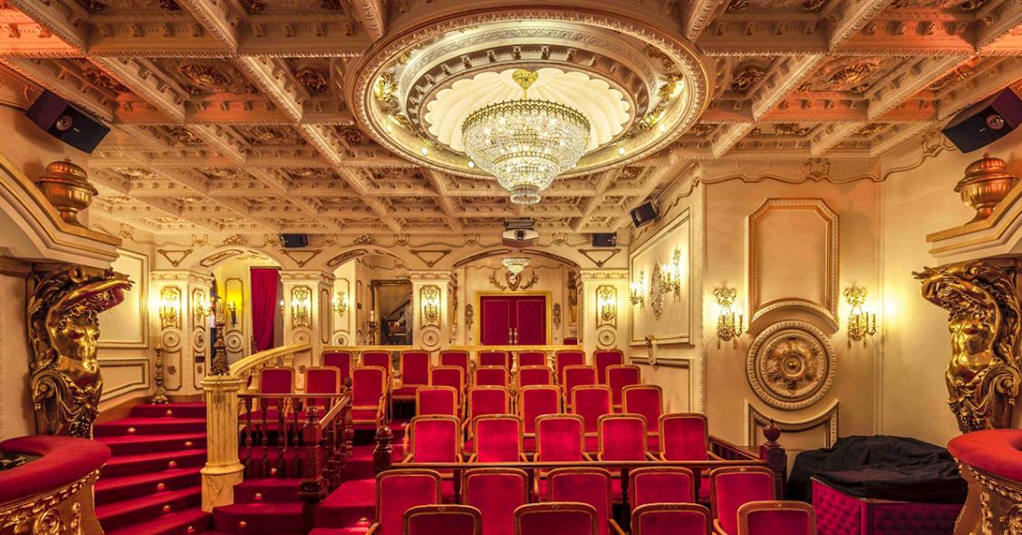 Una mansión palaciega con un salón egipcio y un teatro en Sotogrande (Cádiz)