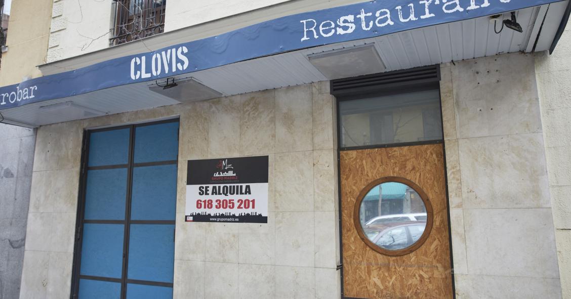 Archivo - Un local cerrado muestra un cartel de SE VENDE en el centro de Madrid (España), a 4 de marzo de 2021. 