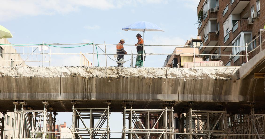 Varios albañiles trabajan en una obra