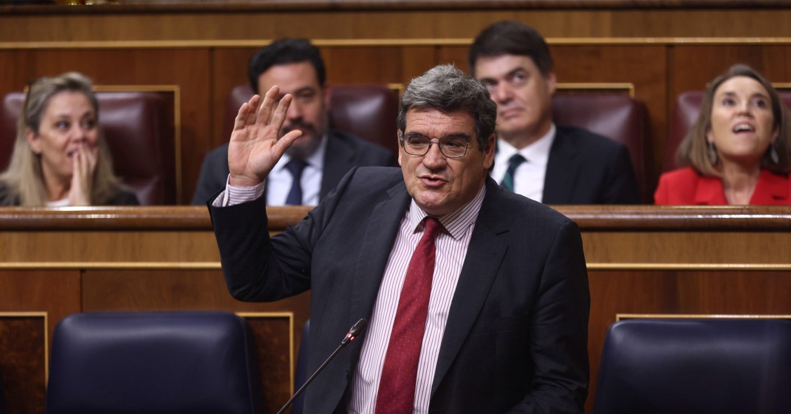 El ministro de Inclusión, Seguridad Social y Migraciones, José Luis Escrivá, , interviene durante la sesión de control al Gobierno 