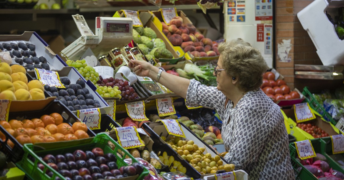 Archivo - Una mujer compra en uno de los puestos del mercado de abastos de Triana. A 13 de septiembre de 2022, en Sevilla (Andalucía, España).