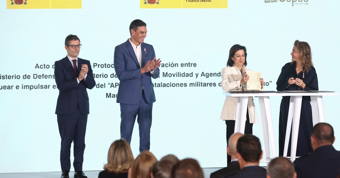 El presidente del Gobierno, Pedro Sánchez (2i); junto al ministro de Presidencia y relaciones Públicas, Félix Bolaños; la ministra de Defensa, Margarita Robles (i), y la ministra de Transportes, Movilidad y Agenda Urbana, Raquel Sánchez (d), durante la f