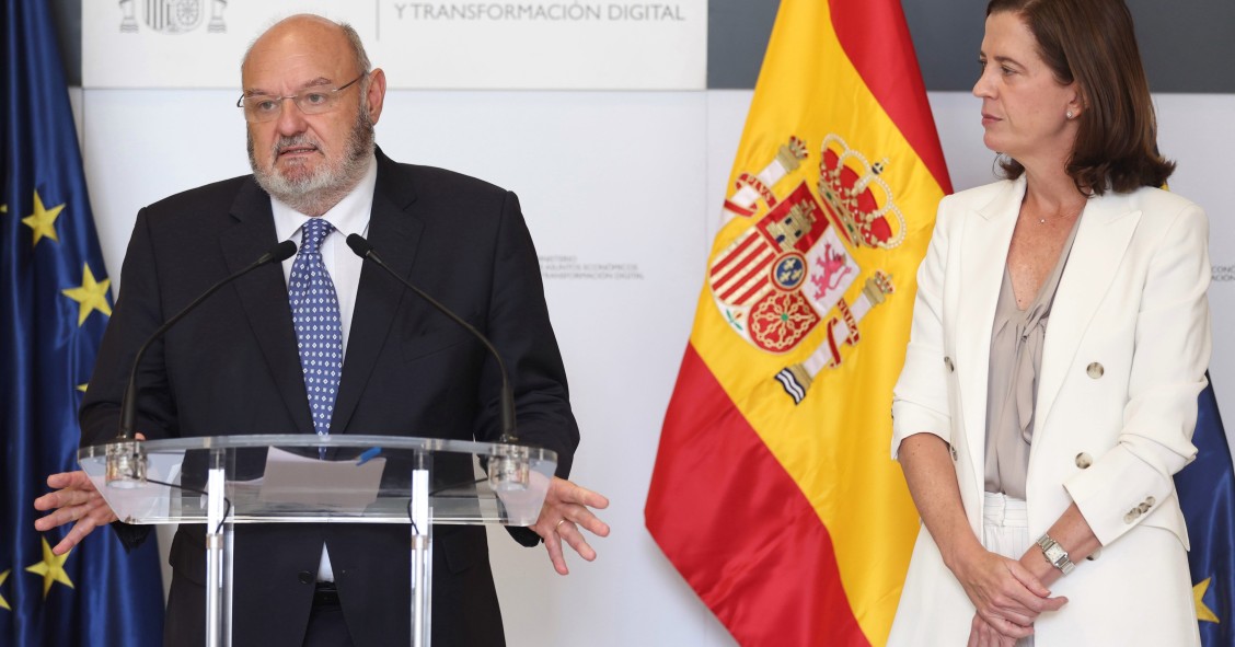 Archivo - El presidente de la Confederación Española de Cajas de Ahorros (CECA), José María Méndez, junto a la presidenta de la Asociación Española de la Banca, (AEB), Alejandra Kindelán, atiende a los medios de comunicación, a 22 de julio de 2022.